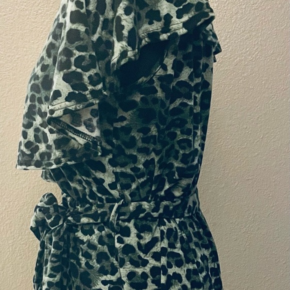 Beautiful green and black leopard print medium romper - Picture 2 of 4